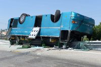 Dálnici uzavřela nehoda autobusu: Zranili se všichni cestující i oba řidiči