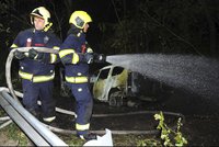 Noční nehoda v Dejvicích: Auto skončilo mimo silnici a začalo hořet