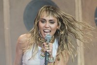 Miley Cyrusová zažila horor na palubě letadla! Její sestra promluvila o strachu ze smrti