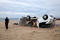 Tragédie Čechů v Řecku: Muž zemřel na pláži, žena v sanitce, syn má v nemocnici oporu