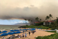 Havajské pláže zahalil dým. Požár pustoší ostrov Maui, guvernér zmínil katastrofu