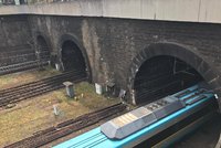 V tunelu u hlavního nádraží srazil vlak člověka. Některé spoje nevyjížděly