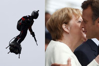 Na Macrona pískali, Merkelová se k němu tulila. A létající voják zaujal davy