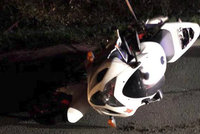Dívka (†23) spadla z motorky do protisměru, kde jí přejelo auta. Na místě zemřela