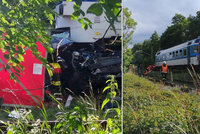 Umírali na přejezdu: Dvě děti zemřely se svými rodiči, vlak smetl jejich vůz