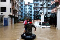Záplavy a sesuvy půdy mají už nejméně 40 obětí. Z domovů v Nepálu musely tisíce lidí