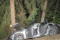 Smrt čekala na silnici před půlnocí: Střet s náklaďákem nepřežil řidič osobního auta