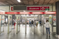Výluka metra na „céčku“: Soupravy nepojedou mezi stanicemi Muzeum a Pražského povstání