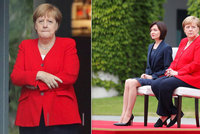 Merkelová si na hymnu opět sedla. Třesu se bránila i založenýma rukama