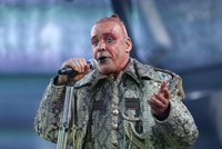 Rammstein v Praze: Zvuk jako z lahve, žádné řeči, osvědčené hity i chemie s publikem