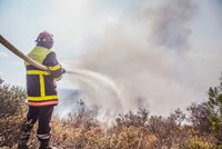 Ráj kempařů ohrožují lesní požáry: Ve Francii evakuovali 2500 turistů