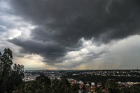 V Česku udeří silné bouřky a lijáky, sledujte radar. Tropy opadnou