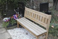 Krádež na hřbitově: Z hrobu válečného veterána Schamse zmizela památná lavička