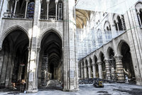 Ohořelá Notre-Dame sotva stojí. Nové snímky ukazují rozsah zkázy katedrály