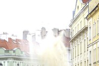 Vodní podívaná na Žižkově: Havárie způsobila obrovský gejzír! Stovky lidí bez vody