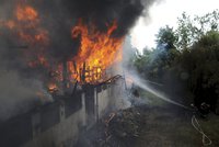 V Uhříněvsi hoří střecha dřevařského závodu! Hasiči vynesli tlakové lahve