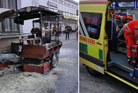 Před nádražím v Brně vybuchl stánek s kávou, dva mladí lidé jsou zranění