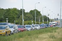 Dopravní kolaps na severovýchodě Prahy! Auto ve Kbelské skončilo na střeše, tvoří se kolony