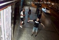 Vandal v Karlíně rozbil kameru: Natočila frajírka i skupinu mladíků, hledá je policie