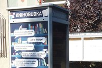 Papír místo elektroniky: V Újezdu nad Lesy vyměnili telefon za knihobudku