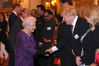 Královna ukončí rekordní schůzi britského parlamentu, co má v plánu Johnson?