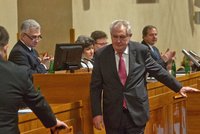 Žalobu proti Zemanovi proberou senátoři tajně. Prezident jim chtěl vzít platy