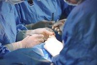 Britka žaluje pražskou kliniku: Po liposukci jsem málem umřela, tvrdí