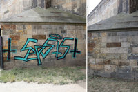 Graffiti z Karlova mostu přes noc záhadně zmizelo: Odstranili ho neodborně, pilíř se musí dočistit