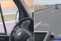 Šokující video z české dálnice: Řidič dodávky přesedl za jízdy na sedadlo spolujezdce