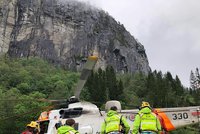 Zklamání pro blízké horolezců, kteří zahynuli na Trollveggenu: Těla zůstanou ve skalách přinejmenším do pátku, upozornila policie
