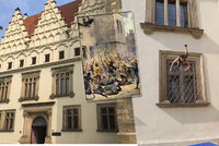 600 let od pražské defenestrace: Z okna Novoměstské radnice vyletí šest „konšelů“ znova