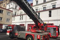 Požár bytu na Vinohradech: Zasahují hasiči pomocí výškové techniky