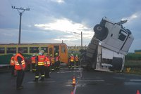 Kamion skončil po srážce s vlakem »vzhůru nohama«: Deset zraněných a milionová škoda!