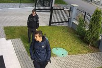 Policie stále hledá lupiče, které nalákala otevřená brána: Uveřejnila nové video