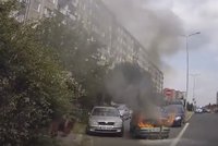 Auto v plamenech a rychlý zásah mužů zákona: Policisté rozbili oktávku... Aby ji zachránili!