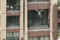 Neuvěřitelné video: Tříleté dítě vypadlo z 6. patra: Zachránci ho chytali do deky
