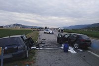 Mladý řidič (18) v protisměru trefil dvě auta: Nevěnoval se řízení?!