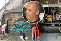 Čistili Karlův most rozpouštědlem: Miloslava Černého to šokovalo a graffiti odstranil sám