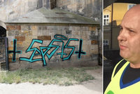 Čistič graffiti zavraždil manželku s milencem! Umyl Karlův most a přiznal temnou minulost