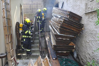 Sklad s rakvemi ve Vršovicích zahltily plameny a dým. Příčinu hasiči zjišťují