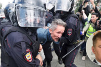 Petříčkův úřad se obul do Rusů: Nelíbí se mu masové zatýkání demonstrantů