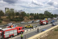 Nehoda na D1 blokuje dopravu! Řidič kamionu při výjezdu z Prahy zkolaboval, narazil do svodidel