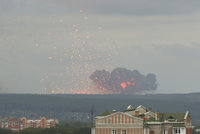 Děsivé výbuchy, požár a urychlená evakuace. Muniční sklad v Rusku znovu explodoval