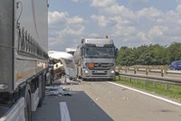 Dálnice D2 ve směru na Brno stojí: U Blučiny se srazily dva kamiony, jeden zraněný