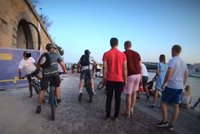 Děsivé video: Gang cyklistů řádil na náplavce! V rychlosti kličkovali mezi chodci, jednoho srazili