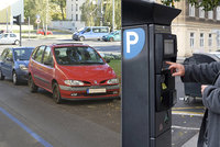 Řidiči, pozor! Parkovací zóny v Praze 9 se rozšiřují, platit budou na Proseku i Střížkově