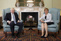 „Zatracená mrňavá“ ministryně promluvila: Premiér Johnson je sprosťák a sexista