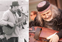 Pouliční muzikant Jiří (72). Na Karlově mostě hrál už v roce 1987: „Chybí mi stará Praha,“ říká
