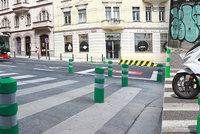 Města to s plastovými zábranami leckde přehání: I v Praze je to všude zelený kužel!