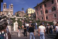 Tučná pokuta za sezení na schodech: Na unikátní památku v Římě dohlíží strážníci